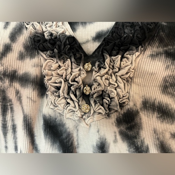 2/$20 - Charlotte Tarantola Black and WhiteTie-Dye Top / Sparkly Buttons - XS - Picture 4 of 7